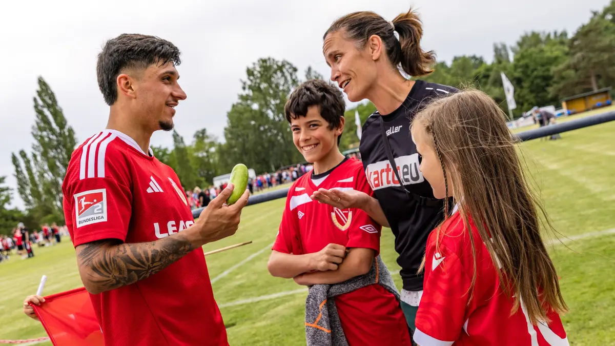 FC Energie Cottbus - Herth BSC II: Fußball, Männer: Energie Cottbus - Hertha BSC II, Testspiel, point S Reifenlehnigk Sportpark: zur Geschichte mit der Bozi-Gurke