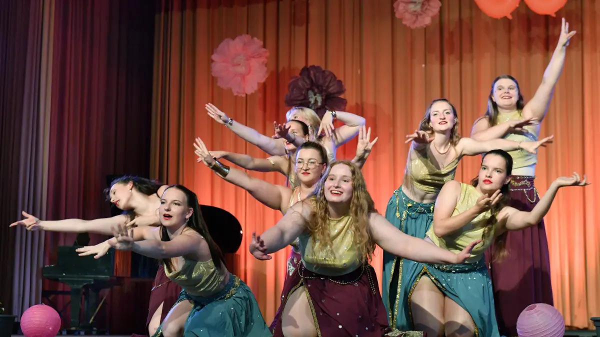 Festveranstaltung 66 Jahre Kulturhaus Plessa: Festveranstaltung 66 Jahre Kulturhaus Plessa
- Die Funkengarde des PCC hat sich mit einem ihrer Bausteine sogar geschichtlich in die 70er Jahre des vergangenen Jahrhunderts zurück bewegt