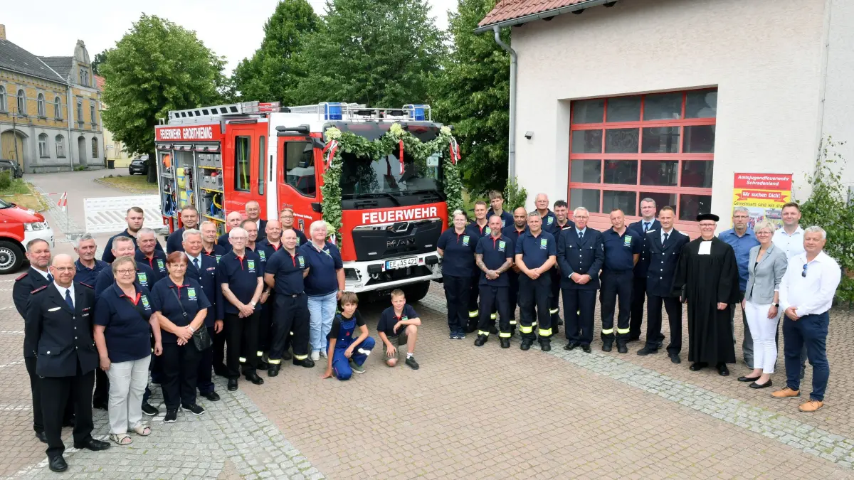 Zweites von insgesamt vier neuen Feuerwehrfahrzeugen im Amt Schradenland in Großthiemig in Dienst gestellt: Zweites von insgesamt vier neuen Feuerwehrfahrzeugen im Amt Schradenland in Großthiemig in Dienst gestellt
- Gruppenbild mit Pfarrer und Landrat