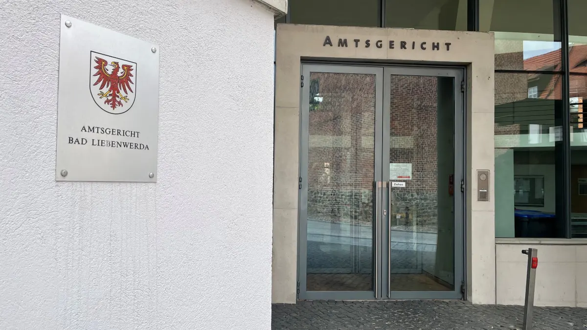 Amtsgericht Bad Liebenwerda: Hier wurde der Fall zweier junger Männer verhandelt, deren Crystal‑Sucht sie in eine Spirale aus Rückfällen und verzweifelten Taten gezogen hat.
