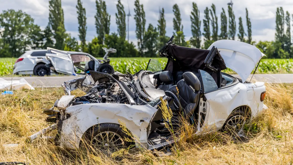 Tödliche Kollision bei Luckau: Die Autos liegen völlig demoliert am Straßenrand der B102. Drei Menschen starben beim Zusammenstoß der Pkw.