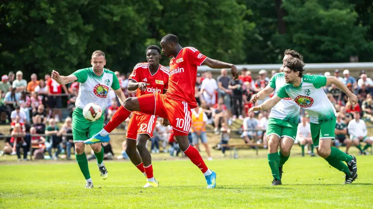 Testspiel Grün-Weiß Lübben - 1. FC Union 2026/27: Fußball, Herren, Testspiel, Saison 2026/2027, SV Grün-Weiß Lübben - 1. FC Union Berlin, v. l. Torben Brauer, Ilyas Ansah 1. FC Union, Mekhi Gray U19, 1. FC Union Berlin, Kay Raschke, 05.07. 2026, *** Soccer, Men s, Friendly Match, 20262027 Season, SV Grün Weiß Lübben vs. 1. FC Union Berlin, from left: Torben Brauer, Ilyas Ansah 1. FC Union, Mekhi Gray U19, 1. FC Union Berlin, Kay Raschke, July 5, 2026, Copyright: xMatthiasxKochx