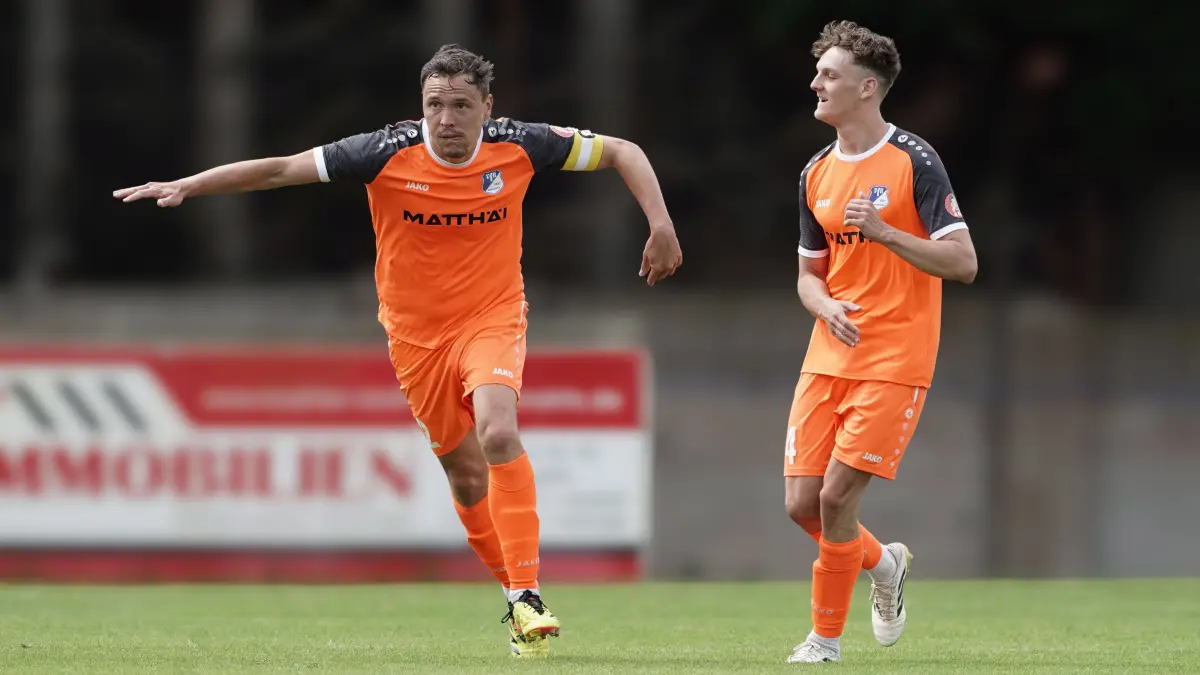 Fussball : Klosterfelde, Fussball Freundschaftsspiel / Saisonvorbereitung, Union Klosterfelde - VFB Krieschow, Ausgleich durch Alexander Bittroff hier vor Bastian Dreßler r.
FOTO BENK 04.07.2026