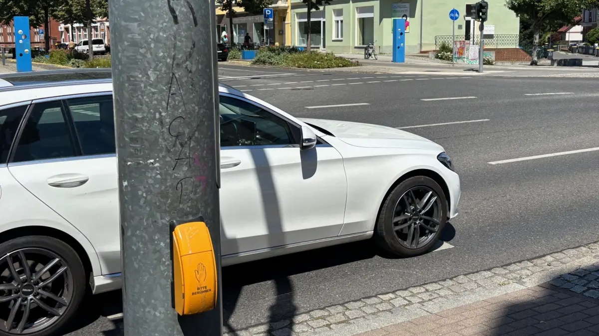 Wer als Fußgänger oder Radfahrer an der Senftenberger Kaufhauskreuzung Grün haben will, muss zunächst den gelben Taster berühren. Ansonsten kann man ewig warten.