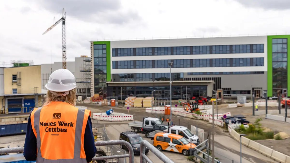 Task Force Bahnstandort Cottbus – aktueller Stand der Projekte: Blick auf die Baustelle um die Halle 1 des Neuen Bahnwerkes Cottbus.
Hier informieren sich die Teilnehmer der Task Force Bahnstandort Cottbus bei ihrer achten Sitzung zum aktuellen Stand der Bauarbeiten. Die neue Halle zur Wartung von ICE-4-Zügen soll Anfang des Jahres 2027 den Betrieb aufnehmen.