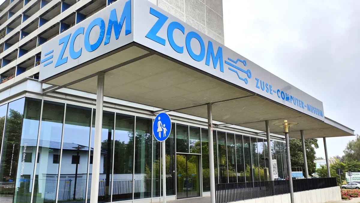 Seit 2017 gibt es das Zuse-Computermuseum (ZCOM) in der Hoyerswerdaer Neustadt (Dietrich-Bonhoeffer-Straße).
