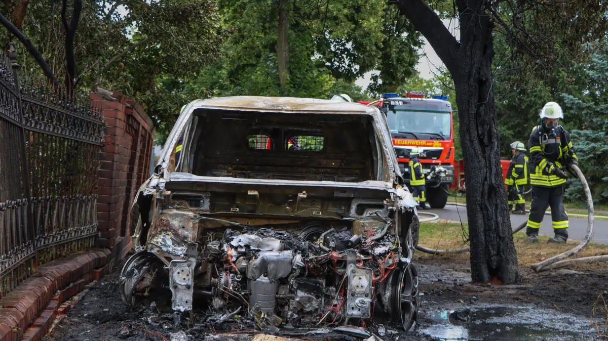 In Guhrow (Spree-Neiße) ist ein Auto in Brand geraten. Durch die Hitze ist auch eine Hauswand in Mitleidenschaft gezogen worden.
