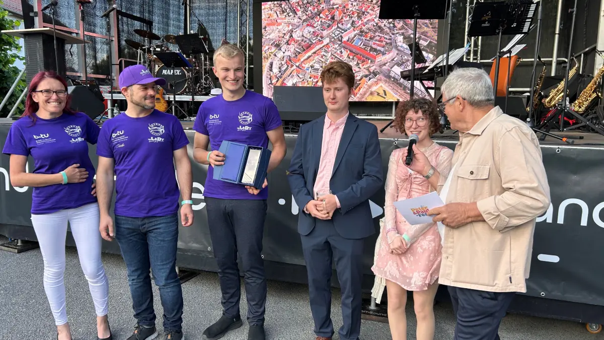 Das Team Lausitz Dynamics um Pilotin Lena Berthold (2.v.r) wird beim Sommerempfang der Stadt Senftenberg für den Sieg beim Shell Eco-Marathon 2026 geehrt.
