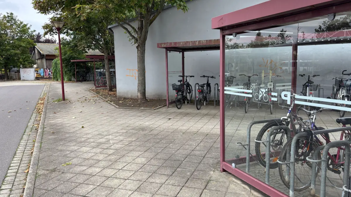 Im Bereich der Fahrradabstellmöglichkeiten und der benachbarten Kurzzeitparkplätze soll der Toilettencontainer aufgestellt werden, lässt die Stadt Senftenberg wissen.