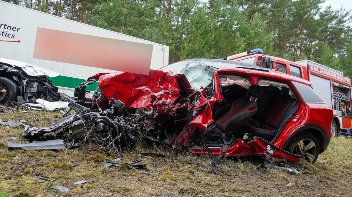Schwerer Unfall auf der B156 zwischen Uhyst und Lieske. Zwei Pkw und zwei Lkw waren bei diesem Crash involviert.