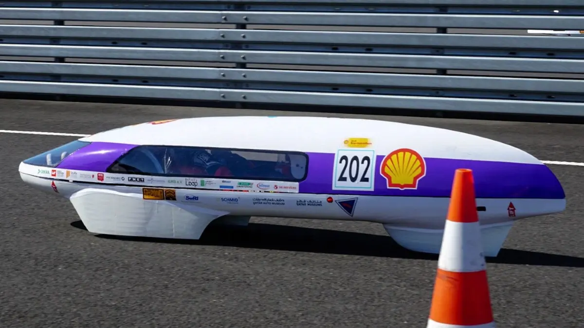 Mit seinem selbst entwickelten Energiesparmobil HydroRaycer hat das BTU-Team mit seiner Fahrerin Lena Berthold bei extremer Hitze den Sieg beim Shell Eco-Marathon 2026 in Polen geholt.