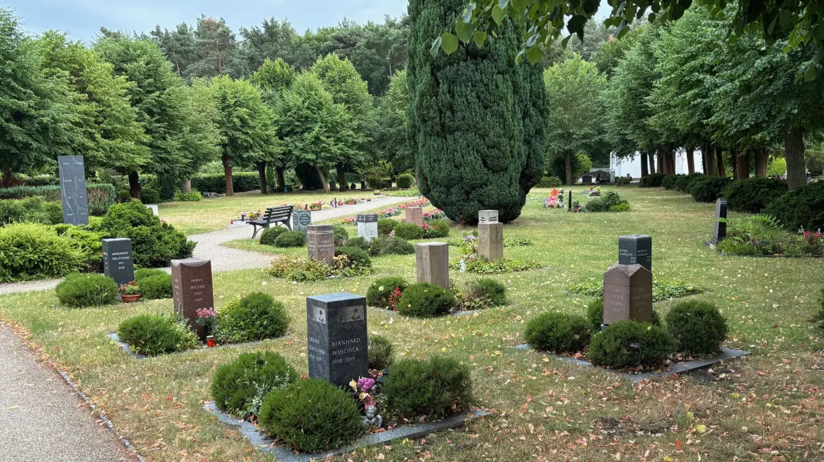 Impression von der vierstelligen Urnengemeinschaftsgrabanlage auf dem Friedhof in Schwarzheide-West. Wer eine solche Grabstätte wünscht, muss ab sofort erheblich mehr bezahlen.