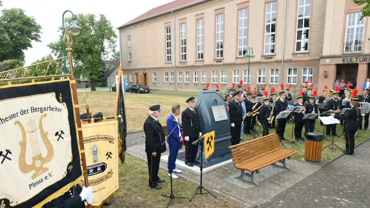 Plessa bekommt Bergbau- Denkmal mitten im Ort - Festakt zur Einweihung und Übergabe des Baggereimer-Denkmals an die Gemeinde Plessa: Plessa bekommt Bergbau- Denkmal mitten im Ort - Festakt zur Einweihung und Übergabe des Baggereimer-Denkmals an die Gemeinde Plessa
-