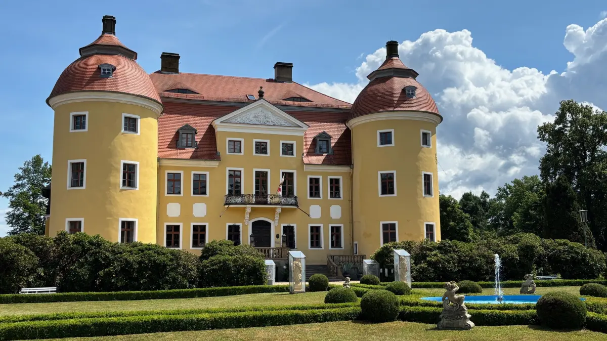 Moritzburg oder Milkel? Tatsächlich muss man zweimal hinschauen, um den Unterschied zu erkennen. Hier ist das Oberlausitzer Moritzburg in Milkel zu sehen.