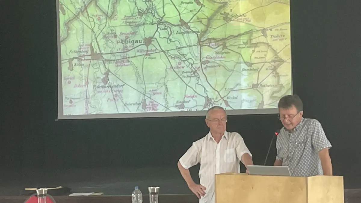 Eckhard Lehmann (l.) und Andreas Claus verdeutlichen den Kommunen, hier im Ausschuss für Wasser und Abwasser in Doberlug-Kirchhain, warum es für den Schutz der Kleine Elster fünf vor zwölf ist.