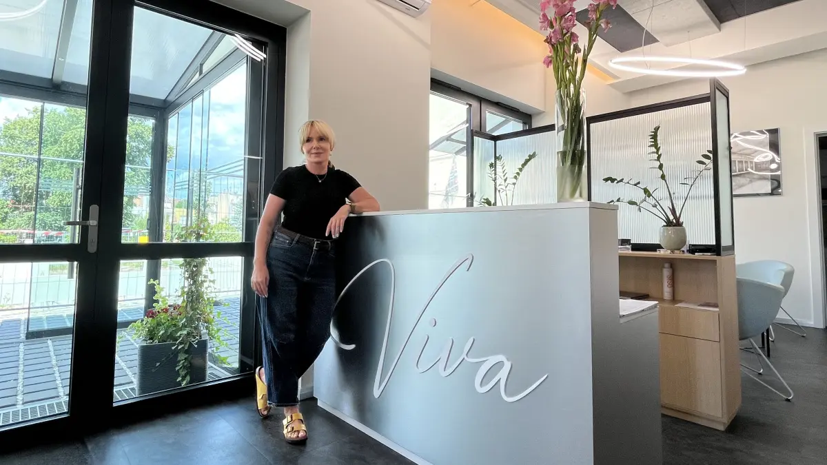 Friseur in Gubin: Teresa Duz hat sich im Jahr 1997 selbstständig gemacht. Vor drei Jahren hat sie ihren neuen Salon eröffnet, der deutsche und polnische Kunden gleichermaßen anzieht. Lohnt sich der Weg über die Neiße zum Haare schneiden oder färben?