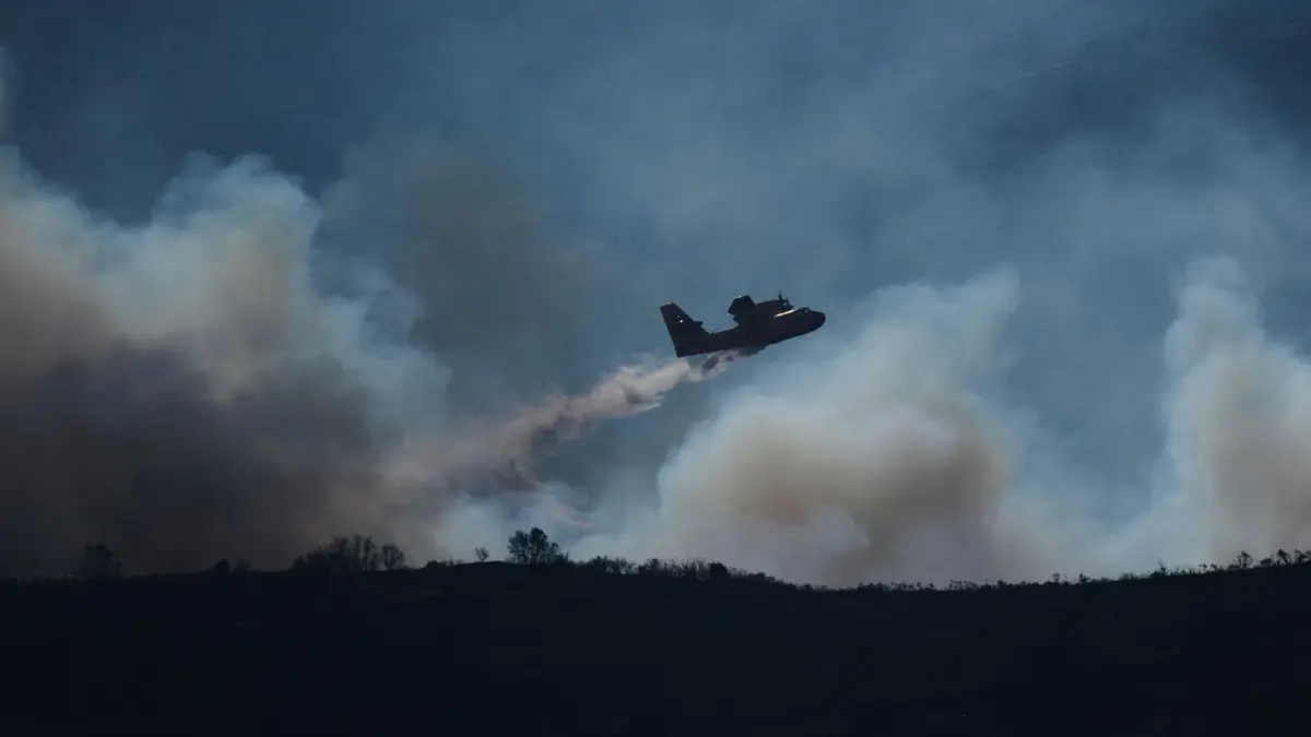 Waldbrände in Südfrankreich: 06.07.2026, Frankreich, Ille-sur-Têt: Ein Löschflugzeug ist bei einem Waldbrand in Ille-sur-Têt in Südfrankreich im Einsatz. Foto: Thibault Camus/AP/dpa +++ dpa-Bildfunk +++