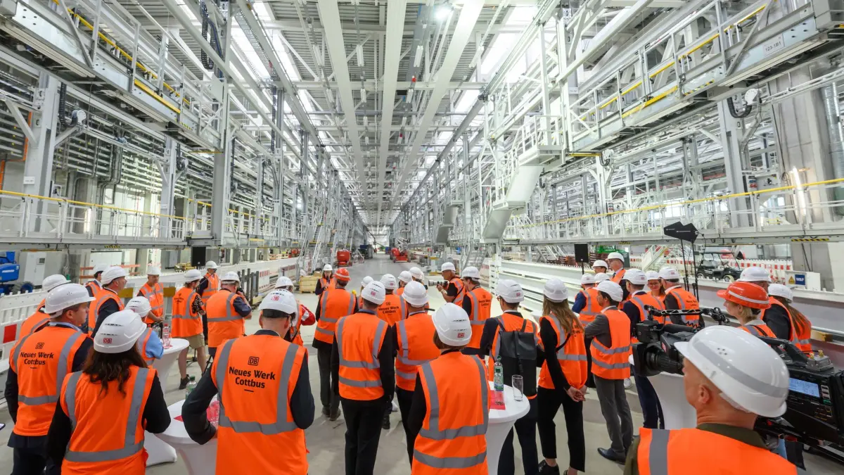 Baustelle der Halle 1 des neuen Bahnwerks in Cottbus: 06.07.2026, Brandenburg, Cottbus: Blick während eines Presserundgangs in die Halle 1 des neuen Bahnwerks. Der brandenburgische Ministerpräsident Woidke informierte gemeinsam mit Vertretern der Bahn und des Bundesverkehrsministeriums über den aktuellen Stand des Bahnwerks. Foto: Patrick Pleul/dpa +++ dpa-Bildfunk +++