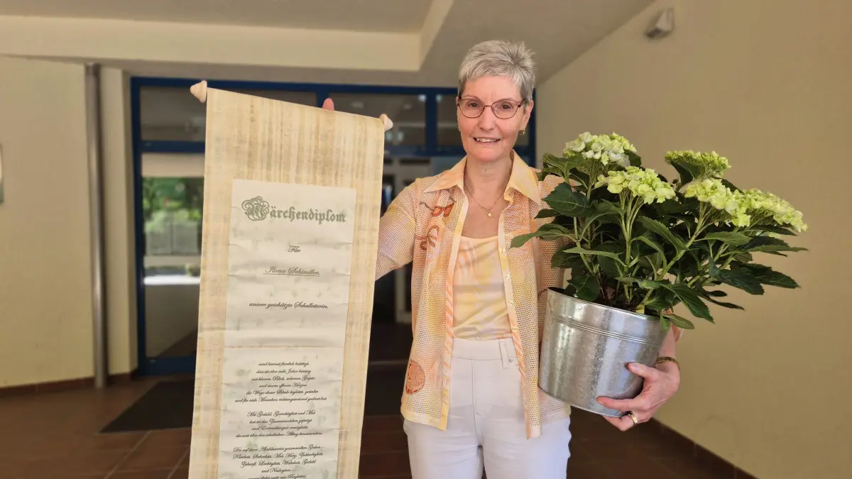 Schulleiterin Ilona Schindler: Am letzten Schultag gibt es Blumen, ein Märchendiplom - und eine Überraschung.