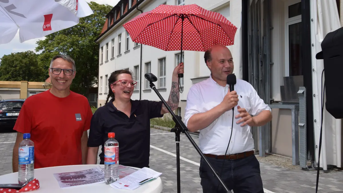 Es gibt viel Kritik an der geplanten Pflegereform. Andreas Mogwitz, Geschäftsführer der Lausitz Klinik Forst, des Diakoniekrankenhauses Naëmi Wilke Guben und des Lutherstifts Frankfurt (Oder) bleibt dennoch optimistisch (rechts). Ralf Franke (l.) und xx (mitte) von Ver.di