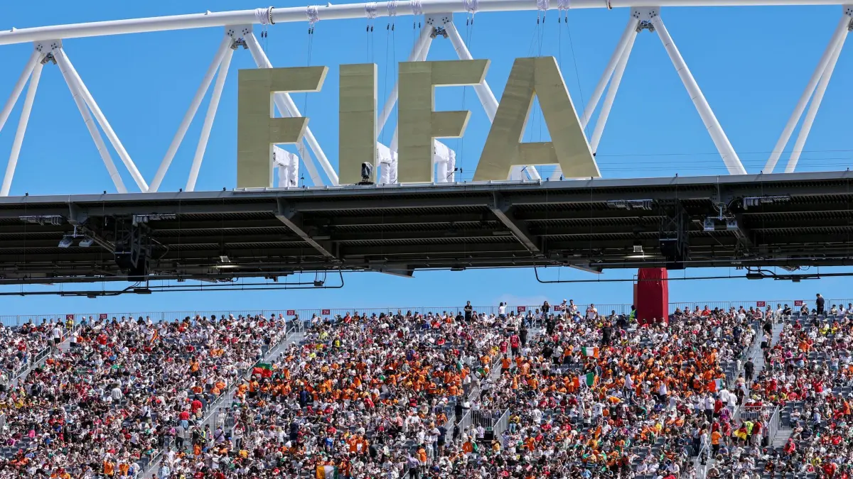 FIFA: ARCHIV - 20.06.2026, Kanada, Toronto: Fußball, Männer, WM 2026, Deutschland - Elfenbeinküste, Vorrunde, Gruppe E, Spieltag 2, Toronto-Stadion, ein großes Logo der Fifa ist auf dem Tribünendach aufgestellt. ACHTUNG: Gemäß den Auflagen der FIFA dürfen die Bilder ausschließlich zur redaktionellen Verwendung genutzt werden. Eine kommerzielle Nutzung ist ausgeschlossen. Zudem dürfen keine videoähnlichen Sequenzen erstellt werden, und es dürfen keine Veränderungen weder im Vordergrund noch im Hintergrund am Bild vorgenommen werden. (zu dpa: «Bericht: FIFA prüft Rückkehr russischer Teams») Foto: Jan Woitas/dpa +++ dpa-Bildfunk +++