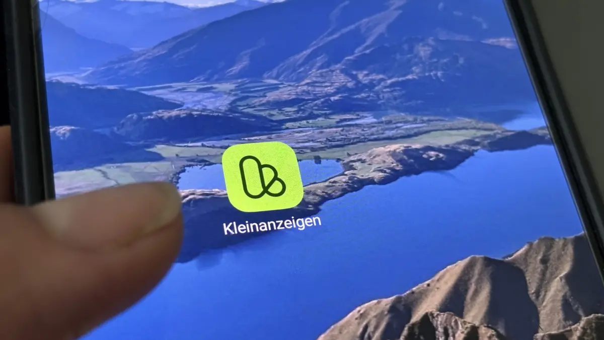 Die Kleinanzeigen-App auf einem Smartphone Display. Schnäppchenjäger werden hier meist fündig. (Symbolbild)