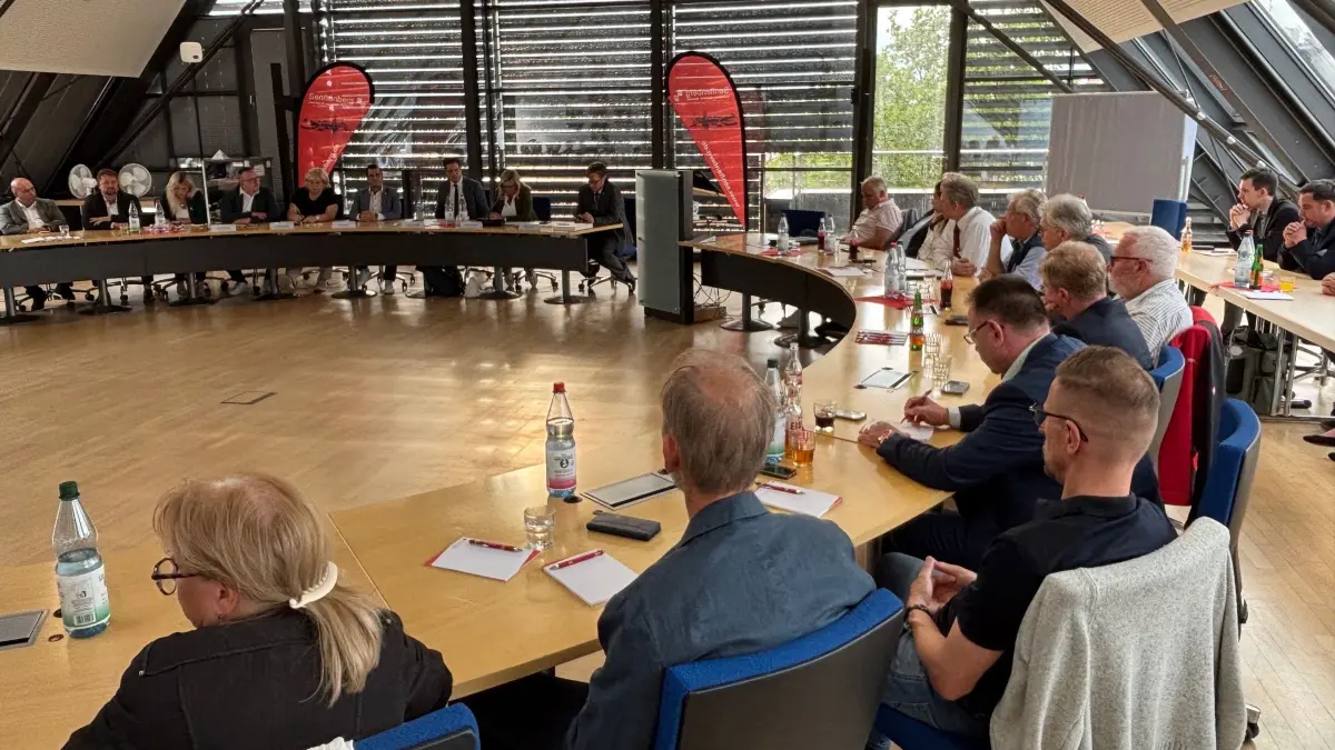 Mehr als 50 Unternehmer aus der Lausitz haben im Senftenberger Ratssaal mit der neuen Brandenburger Wirtschaftsministerin Martina Klement diskutiert.
