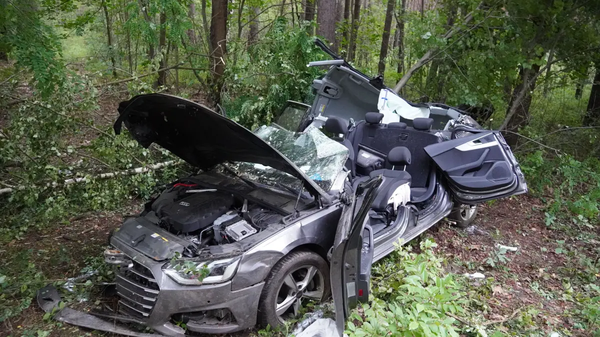 Unfall bei Schleife: Zwei Personen sind bei einem Crash auf der S126 verketzt worden.