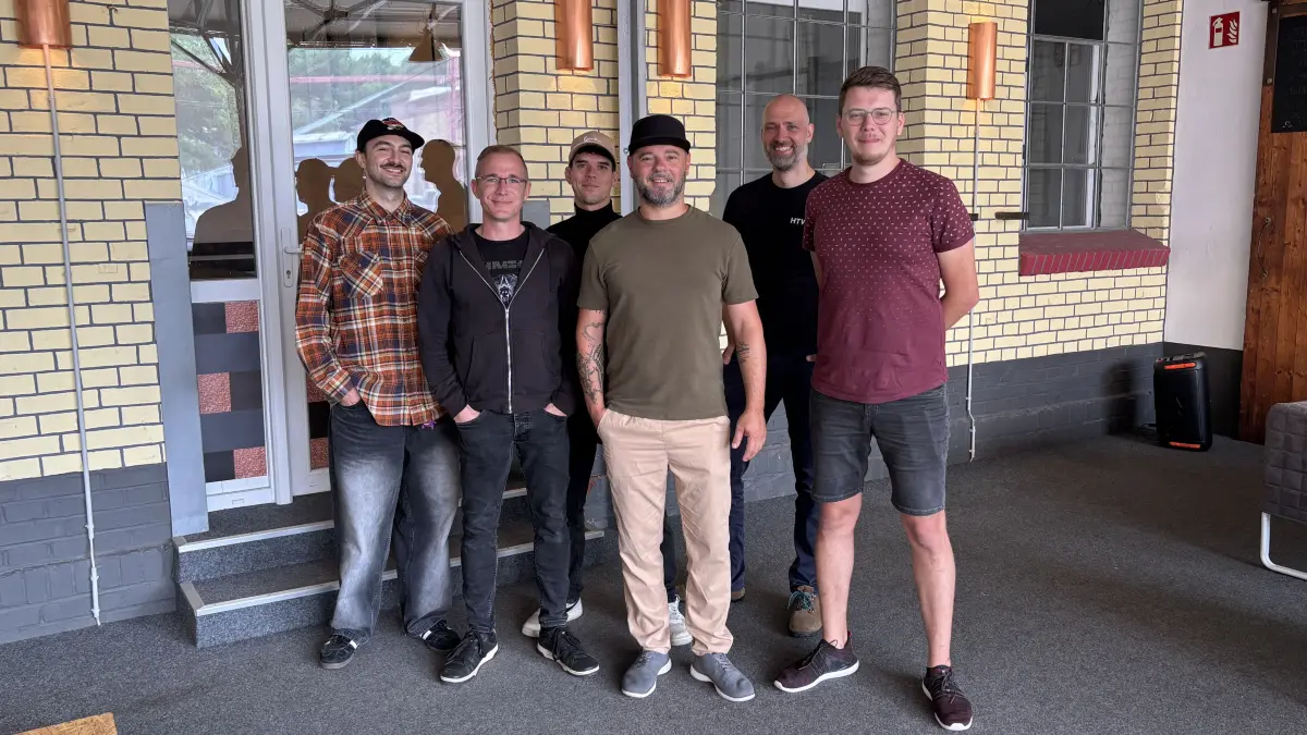 Christopher Chlebowski, Ronny Biewald, Jimmy Orabetz, Georg Freitag und Felix Mühlberg (v.l.) der HTW Dresden gingen zum Kick-Off Termin der Realisierung einer 5D-Installation ins Gespräch mit Projektbetreuer des SKZ Weißwasser Sebastian Krüger (vorn).