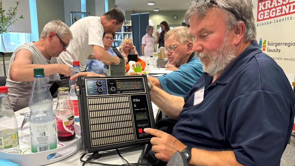 Siegmund Reinisch aus Schraden hat beim ersten Reparaturcafé in der Bibliothek in Elsterwerda als Mechaniker geholfen. Dieses DDR-Radio war scheinbar defekt. Es stand Monate herum. Mit einem Knopfdruck wurde das Problem gelöst.