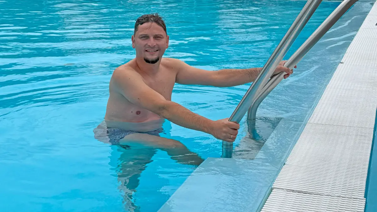 Der Großräschener Bürgermeister André Lehnick höchstpersönlich hat das Wasser im Freizeit- und Erholungszentrum ausprobiert und für gut befunden.