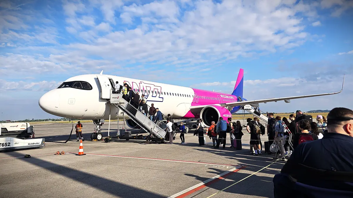 Passagiere am Flughafen BER besteigen eine Maschine der Wizzair. Die ungarische Fluglinie hatte zuletzt einige neue Flugrouten ab Schönefeld angeboten.