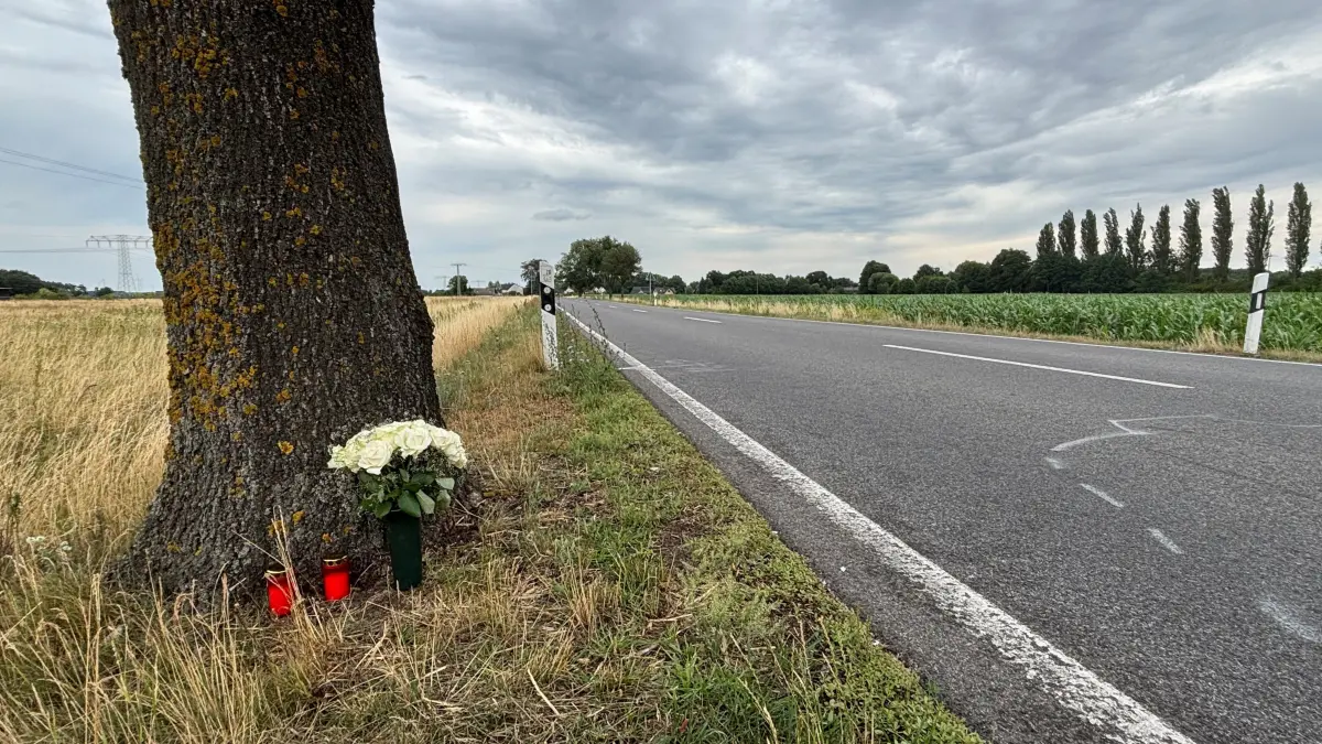 Am Sonntag (5. Juli 2026) ereignete sich ein schwerer Autounfall auf der B102 zwischen Zöllmersdorf und Uckro unweit der Stadt Luckau (Dahme-Spreewald). Dabei kamen drei Personen ums Leben. Eine 21-jährige Beifahrerin wurde schwer verletzt mit einem Rettungshubschrauber in eine Klinik geflogen.