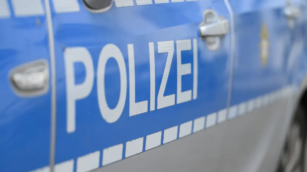 Neunjährige wieder aufgetaucht: ARCHIV - 22.07.2025, Berlin: Die Aufschrift der Polizei auf einem Polizeiwagen. (zu dpa: «Vermisste Neunjährige aus Berlin wieder bei ihrer Mutter») Foto: Malin Wunderlich/dpa +++ dpa-Bildfunk +++