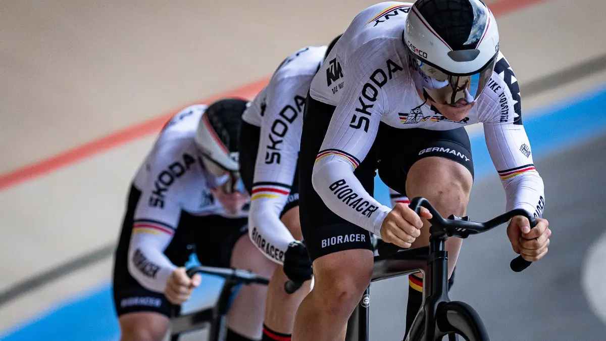 Das deutsche Junioren-Trio mit Til Krüger vom RSC Cottbus im Teamsprint-Rennen bei der Bahnrad-EM in Cottbus. Die drei Fahrer holten sich den Europameistertitel.