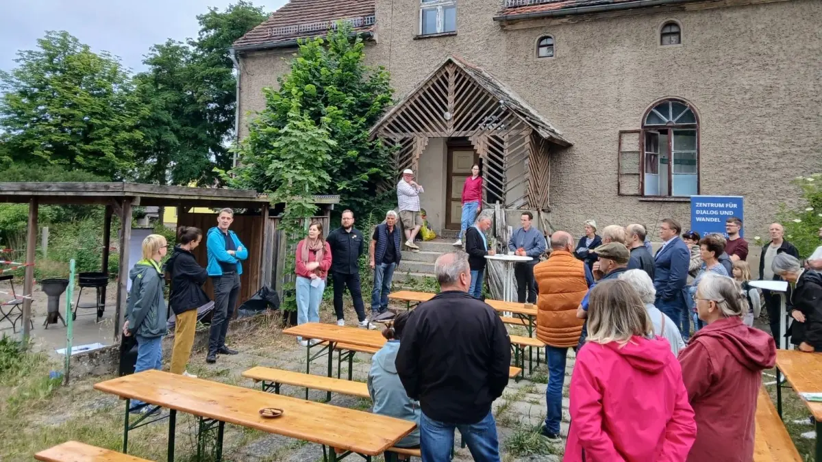 Treffen an der alten Schule in Straupitz für ein DGH