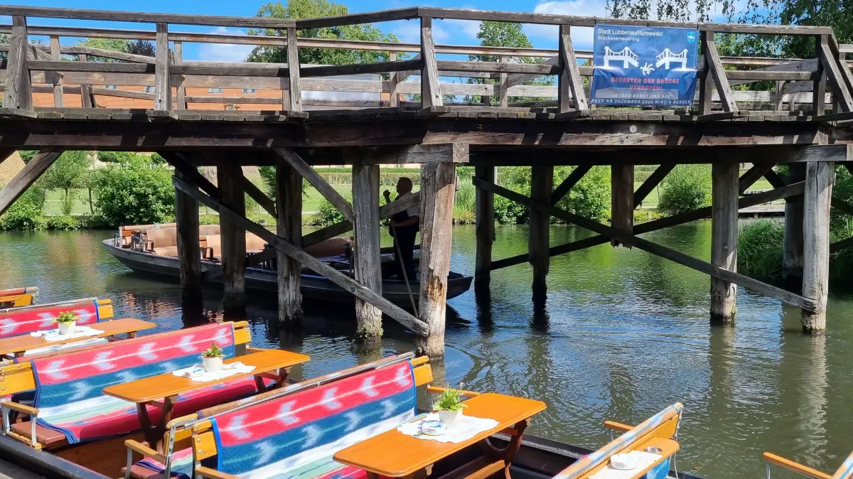 Die marode Stufenbrücke am Großen Spreewaldhafen in Lübbenau ist für Fußgänger bereits seit Wochen gesperrt. Kähne dürfen sie aber passieren.