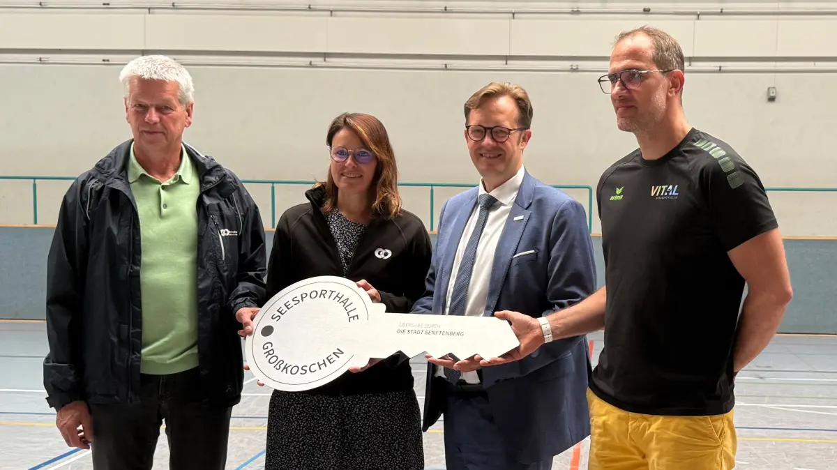Neuer Betreiber der Seesporthalle in Großkoschen ist der Zweckverband Lausitzer Seenland Brandenburg – Vorsitzender Detlef Wurzler (l.) hat den Schlüssel für die Halle von Senftenbergs Bürgermeister Andreas Pfeiffer (2.v.r.) überreicht bekommen.