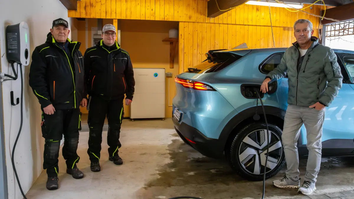 Montagespezialist Uwe Kmiecik (v.l.), Elektrospezialist Frank Eichhorn und Vertriebsleiter Guido Jeroch stehen vor einer von Algatec realisierten Komplettlösung.