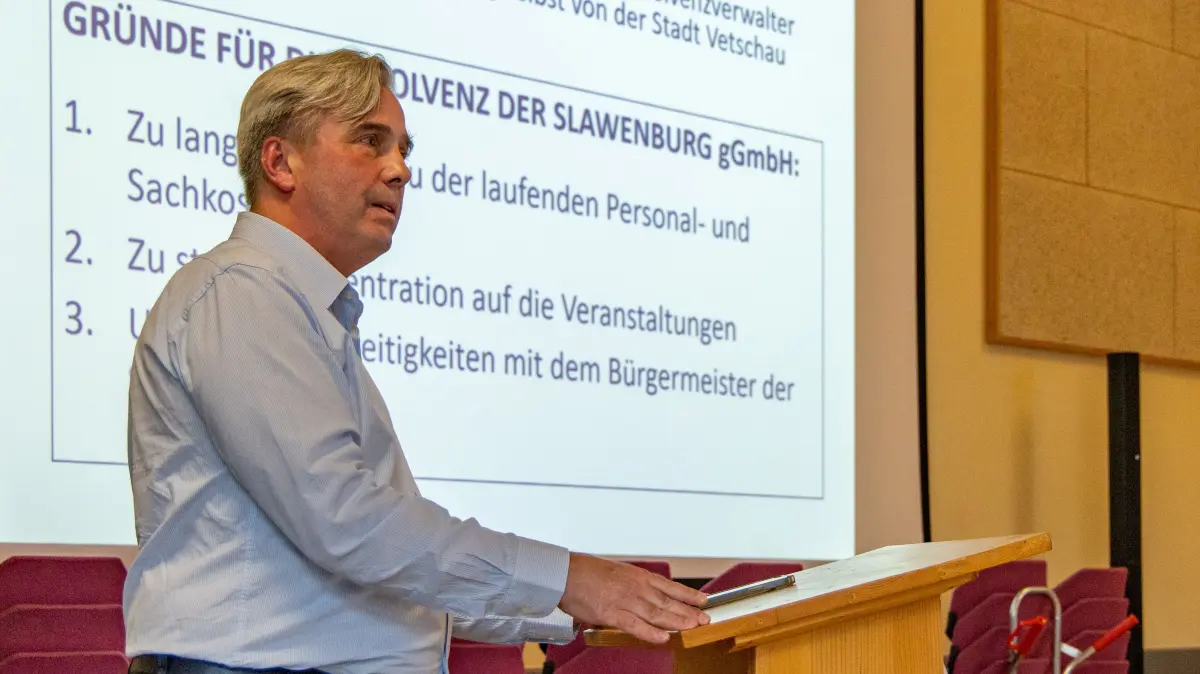 Selbstkritisch zog David Chmelik in der Sport- und Kulturscheune in Raddusch eine Bilanz seiner Zeit als Betreiber der Slawenburg.