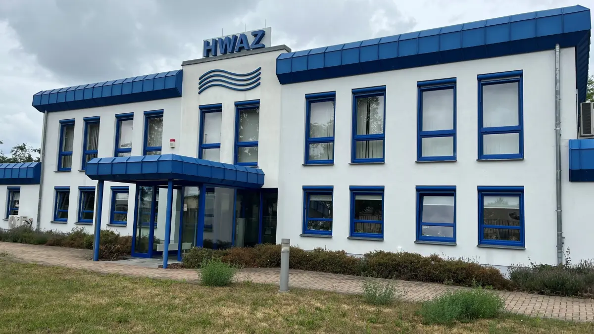 Beim HWAZ greifen neue Wassergebühren, während der Verband Leitungen erneuert und digitale Logger einsetzt. Wie hoch steigen die Preise?