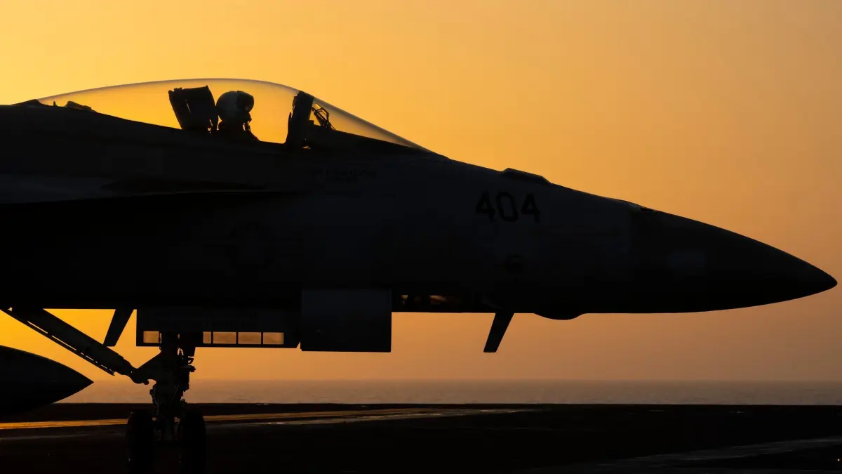 Krieg in Nahost: ARCHIV - 11.06.2024, ---: Ein Kampfjet manövriert auf dem Deck des Flugzeugträgers USS Dwight D. Eisenhower im Roten Meer. (zu dpa: «Angriffe und Sanktionen stellen Iran-Abkommen auf die Probe») Foto: Bernat Armangue/AP/dpa +++ dpa-Bildfunk +++