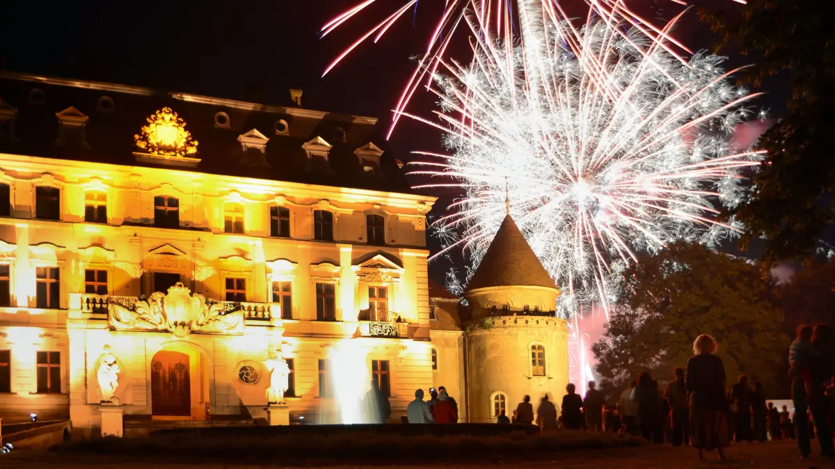 Parksommerträume in Altdöbern: Bei der elften Auflage wird es erstmals wieder seit 2019 ein eindrucksvolles Höhenfeuerwerk geben. Das Gros der Festbesucher hat das Lichtspektakel über den Baumwipfeln des Parks und Dächern des Schlosses schmerzlich vermisst.