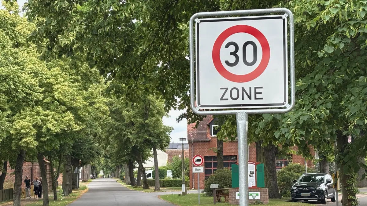 Seit Kurzem müssen Autofahrer in Tätzschwitz langsamer fahren. Auf der Lindenstraße, die von West nach Ost durch den Ort führt, gelten jetzt 30 km/h.