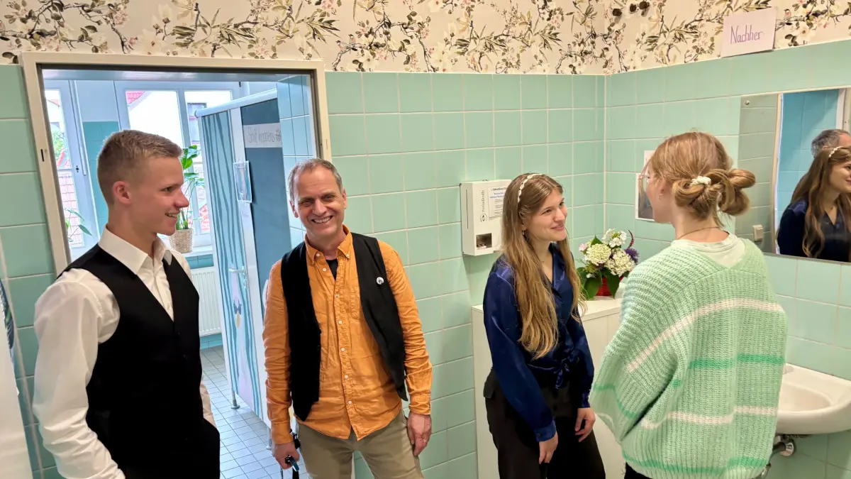 Schüler renovieren Toiletten am Gymnasium Eichwalde: Schulleiter Thomas Willich (M.) mit Farell, Murielle und Willow (v. l.) von der Schultoiletten-AG.