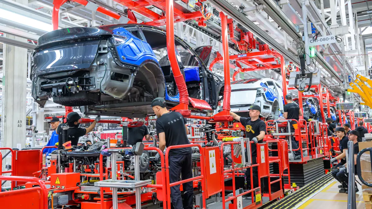 In der Gigafactory Berlin-Brandenburg werden Fahrzeuge vom Typ Tesla Model Y produziert. Der US-Elektroautobauer Tesla will die Zahl der Beschäftigten in seinem einzigen europäischen Autowerk in Grünheide bei Berlin kurzfristig um 1.000 aufstocken. Das teilte das Unternehmen der Deutschen Presse-Agentur mit. Damit würden dort 11.700 Menschen arbeiten. Tesla begründet die Steigerung mit gestiegener Nachfrage. Vor etwas mehr als zwei Jahren arbeiteten dort rund 12.400 Beschäftigte. +++ dpa-Bildfunk +++
