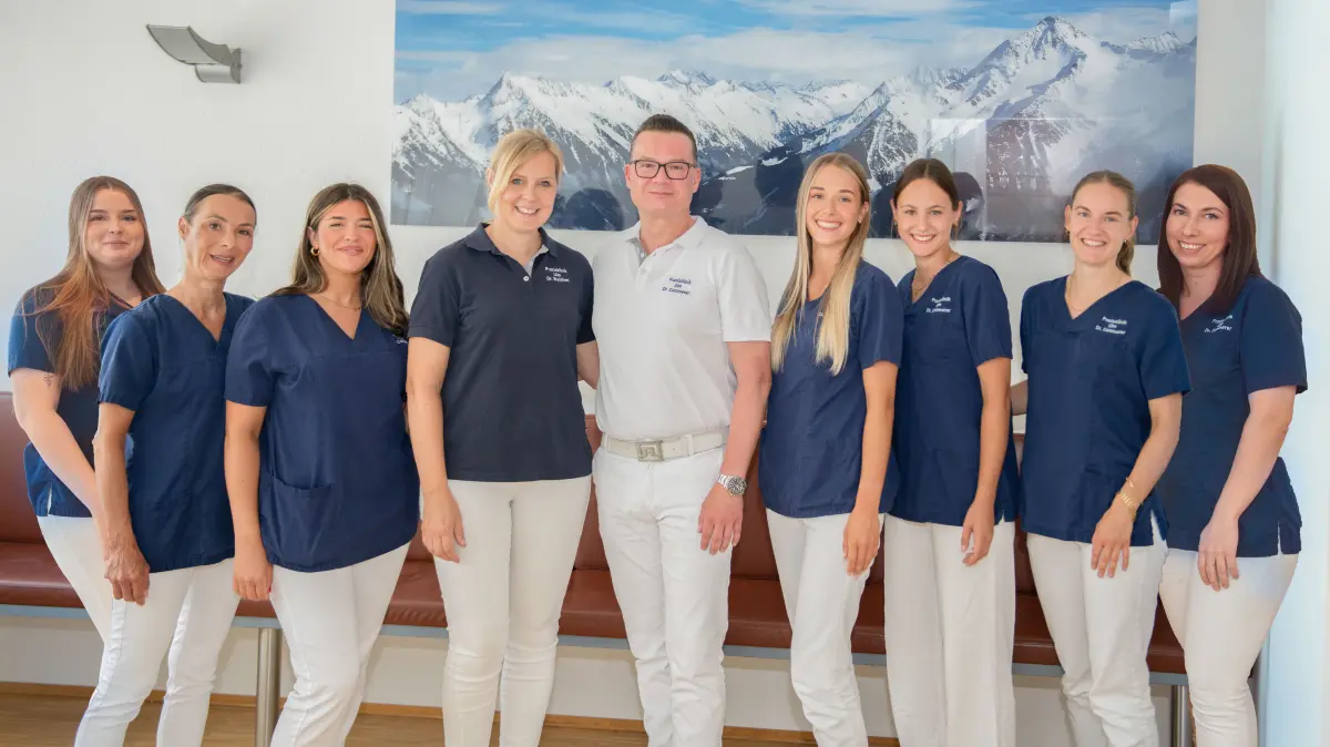 Dr. Gregor Cammerer und Dr. Uta Waidner mit dem Team der Praxisklinik Ulm.