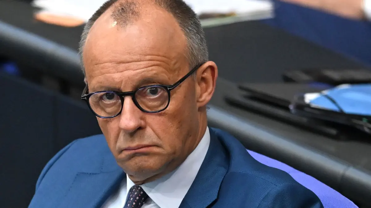 Bundestag: 09.07.2026, Berlin: Bundeskanzler Friedrich Merz (CDU) sitzt während der 89. Plenarsitzung der 21. Legislaturperiode im Deutschen Bundestag. Die Hauptthemen der heutigen Sitzung sind, nach der Regierungserklärung des Bundeskanzlers, ein Gesetzentwurf zur Sicherung der Stromversorgung, die Einführung eines antragslosen Kindergeldes, das Länder- und Kommunalentlastungsgesetz, sowie eine Aktuelle Stunde zur Zukunft der deutschen Automobilindustrie. Foto: Elisa Schu/dpa +++ dpa-Bildfunk +++