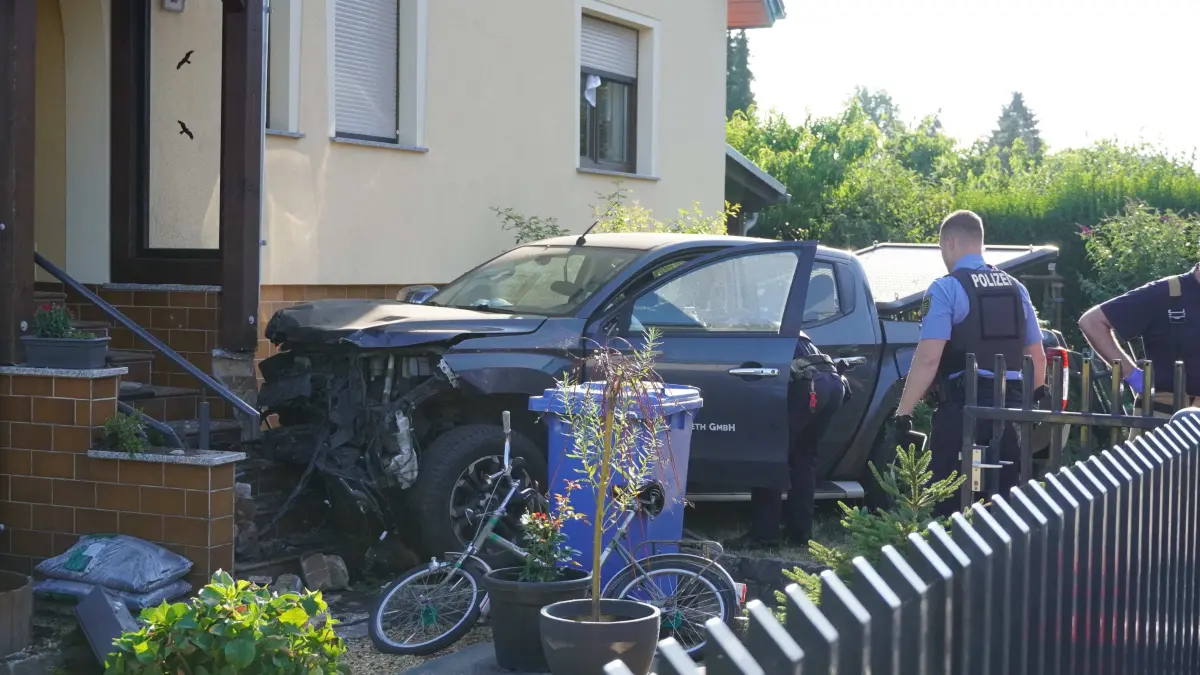 Bei einem schweren Verkehrsunfall ist ein 52-jähirger Autofahrer in Weißwasser ums Leben gekommen.