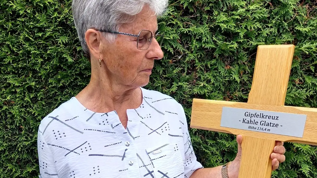 Inge Strauß will auf der Kahlen Glatze ein Gipfelkreuz aufstellen.